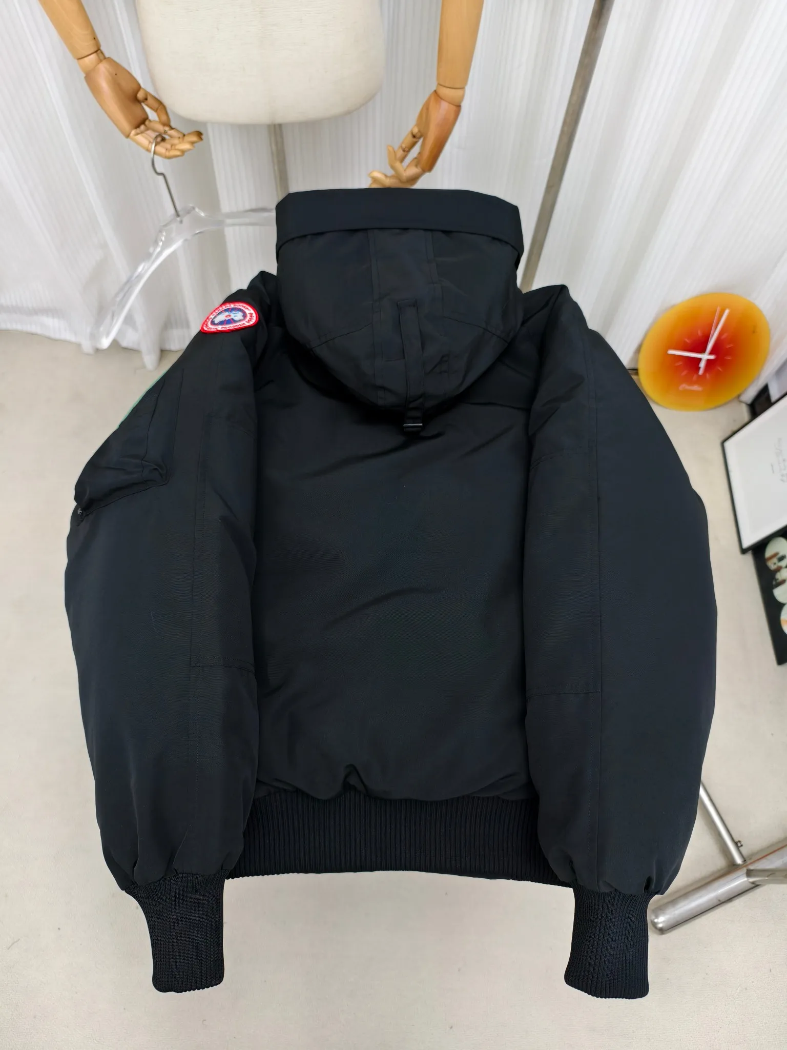 P720 ————2050M model/new 01 model (high version) Canada goose Canada Goose Chilliwack bomber jacket is one of our popular styles. The upgraded version adopts streamlined hood details and improved trimmings. The Chilliwack bomber jacket was originally designed for pilots in the post-war no-man's land in northern Canada. It is durable, warm and easy to move. The inside is filled with white duck down, which has higher thermal insulation performance. Chilliwack's iconic style, enduring popularity, is a popular jacket from Canada Goose. Customize your parka with our variety of interchangeable hood trim accessories to extend the coverage of your hood. Hip-length, the bomber jacket's knitted cuffs and hem are mid-length for freedom of movement. Rib knit cuffs and hem improve fit and seal in heat.  2050M is an upgraded version of the old version 01. Color: black, gray, off-white, navy. Size: XS-2XL